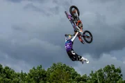 Freestyle Motocross-Athlet Luc Ackermann aus Thüringen beim Training.