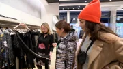 Neslihan (M.) und ihre Shoppingbegleitung und Tochter Minel (r.) suchen die passende Hose zu dem Wochenmotto.