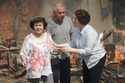 REENACTMENT- Die Bewohner des Viertels Vila Congonhas (gespielt von Rosalba Martinni und Jerrold Karch) werden von einem Nachbarn (gespielt von einem Hintergrunddarsteller) getröstet, nachdem der Tam-Flug 402 in ihr Haus in Sao Paulo, Brasilien, gekracht ist.
