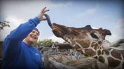 Mission: EAZ Rapper EAZ stellt sich seiner Tierphobie Staffel 1 Folge 3 Hautnah: Rapper EAZ schliesst Freundschaft mit einer Giraffe.