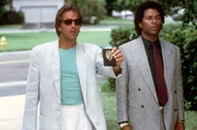 Zwei Streifenpolizisten werden bestialisch ermordet. Sgt. Sonny Crockett (Don Johnson, l.) und Sgt. Ricardo Tubbs (Philip Michael Thomas, r.) finden bei ihren Ermittlungen heraus, dass die ermordeten Polizisten korrupt waren und mit Drogendealern Geschäfte gemacht hatten. Zwei Streifenpolizisten werden bestialisch ermordet. Sgt. Sonny Crockett (Don Johnson, l.) und Sgt. Ricardo Tubbs (Philip Michael Thomas, r.) finden bei ihren Ermittlungen heraus, dass die ermordeten Polizisten korrupt waren und mit Drogendealern Geschäfte gemacht hatten.