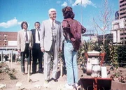 Mr. Benson (Leslie Nielsen, 2.v.r.) besucht mit Jonathan (Michael Landon, l.) und Mark (Victor French, 2.v.l.) Kate Larson (Donna Mitchell, r.) in deren Gemeinschaftsgarten, den er eigentlich planieren wollte.