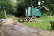 Liam und Hannahs Schäferwagen im Garten
