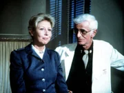 Dr. Banion (Regis J. Cordic, r.), der Arzt von John-Boy, klärt Olivia (Michael Learned, l.) über den Zustand ihres verwundeten Sohnes auf.