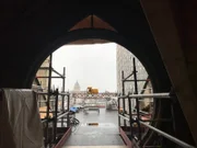 Ein Blick von Notre Dame wird von einem Sicherheitsgerüst eingerahmt, das den sicheren Zugang zu allen Teilen der Kathedrale ermöglicht. Hunderte von Arbeitern befinden sich in einem ehrgeizigen Wettlauf, um dieses mittelalterliche Meisterwerk rechtzeitig für die für 2024 geplante große Wiedereröffnung zu restaurieren.