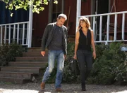 Als JD (Jeffrey Dean Morgan, l.) bewusst wird, dass er vielleicht selber plötzlich mitten in dem Alien-Problem steckt, muss er darauf hoffen, dass Molly (Halle Berry, r.) ihm hilft ...