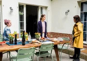 Luna Kunath (Caroline Erikson, r.) befragt die Familie des verstorbenen Freizeitpiloten. Seine Frau Jana Franke (Alma Leiberg, M.) und ihre Tochter Nicola Franke (Jule Hermann, l.) können sich den Absturz nicht erklären. Erst recht nicht, warum Philip Franke Schlafmittel im Blut hatte.