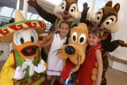 ACCORDING TO JIM - “When You Wish to Be a Star” – Dana’s first task in ihrer neuen Werbeagentur ist es, die perfekte TV-Familie für Disney’s Kreuzfahrtlinie zu casten. Cheryl und die Kinder bekommen den Job, aber für die Rolle des „Vaters“ wählt Danas neuer Chef einen gutaussehenden Schauspieler über Jim.