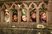 Von links: Timmy (Kip), George (Diaana Babnicova), Anne (Flora Jacoby Richardson), Dick (Kit Rakusen) und Julian (Elliott Rose): Sie sind dem zwielichtigen Antiquar Wentworth auf der Spur.