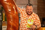 Was steckt in veganen Bratwürsten von Rügenwalder Mühle? Produktentwickler Sebastian Lege kennt die Inhalte und baut die Veggie-Wurst nach.