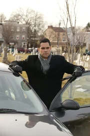 Der Teenager Colin ist 1993 von einem Zug überfahren worden. An seinem Todestag werden regelmäßig Zeichnungen an seinem Grab gefunden, die den Verdacht nahe legen, dass Colin ermordet wurde. Det. Scott Valens (Danny Pino) sieht sich die Sache aus der Nähe an ..