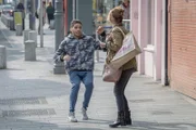 Auf offener Straße überfällt der Schüler Fergus Reid (Rohan Nedd) die ahnungslose Harry Wild (Jane Seymour) und raubt ihr Geld.