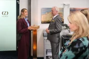Stella (Bettine Langehein, l.) genießt es, Patrizia (Miriam Lahnstein) zu verunsichern. In der Mitte Gottfried (Bernd Reheuser) +++ Die Verwendung des sendungsbezogenen Materials ist nur mit dem Hinweis und Verlinkung auf RTL+ gestattet.