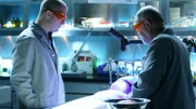 Nick (George Eads, li.) und Doc Robbins (Robert David Hall) haben die traurige Aufgabe, den tot aufgefundenen Jungen zu untersuchen, um die Todesursache herauszufinden.