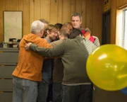 Mike Heck (Neil Flynn), the tallest from group, with co-workers
