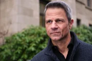 Benedikt (Jens Hajek) entscheidet sich für Fair-Play. +++ Die Verwendung des sendungsbezogenen Materials ist nur mit dem Hinweis und Verlinkung auf RTL+ gestattet.