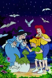 Bibi (M.), ihre Mutter (r.) und ihre Großmutter (l.) sind überglücklich: Ihr Hexspruch hat funktioniert, und der kleine Dinosaurier kann aus dem Ei schlüpfen. Noch wissen sie nicht, was sie sich damit aufgehalst haben.