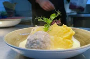 Rund, würzig, saftig: Königsberger Klopse mit Kapernsoße sind ein Klassiker der Berliner Küche und als Sonntagsessen nicht nur in Deutschland beliebt.