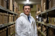 DCS Steve Wilkins (Luke Evans) muss viele Beweisstücke sichten und neu bewerten, wenn er einen Serienkiller Jahre nach den Verbrechen überführen will.