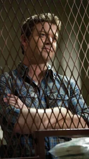 Jim (Matt Passmore) fühlt einem Waffenhändler auf den Zahn, von dem Shane die Waffe gekauft haben will.