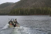 Robert Miller und RJ Miller auf ihrem Skiff (National Geographic/Sean Odom)