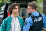 Sogar im Vorbeigehen schafft es Bruno (Martin Peńaloza Cecconi, l.) mit Phillip (Erik Cordes , r.) zu flirten.