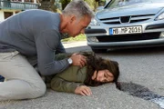 Aufregung in Frühling: Katja Baumann (Simone Thomalla) wird von einem Auto angefahren. Mark Weber (Marco Girnth) eilt sofort zu ihr.