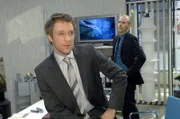 Dr. Philipp Hahn (Hubertus Grimm, l.) versichert Gerrit (Lars Löllmann, r.), dass er die angespannte Situation um die Babyprom-Pillen unter Kontrolle hat ...