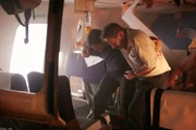 RÜCKKEHR - Kyle Quinlan (gespielt von Tyler Blake Smith) hilft Michael Hatton (gespielt von Thom Vernon) aus dem zerschmetterten Rumpf von Garuda-Flug 200.