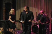 Ein Auftritt vor einem renommierten Plattenproduzenten? Das ist die Chance für Jim (Jim Belushi M.) und seine Bandkollegen (Mark Beltzman, r.), doch mit Cheryl (Courtney Thorne-Smith, l.) als Sänger kann das nichts werden - oder?