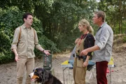 Fritz Fuchs (Guido Hammesfahr, l.), Keks und Luna (Johanna Ingelfinder, r.) sind fassungslos, als plötzlich Rick (Robert Köhler, l.) vor ihnen auftaucht.