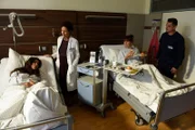 Katja Baumann (Simone Thomalla, l.) kann sich schöneres vorstellen als verletzt mit Heidrun Niedermayer (Catalina Navarro Kirner, 2.v.r.) ein Krankenzimmer zu teilen. Dr. Schneiderhan (Caroline Ebner, 2.v.l.) und Pfleger Lionel (Zsolt Sándor Cseke, r.) kümmern sich um die Patientinnen.