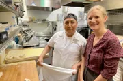 Catharina Kleber mit Bäcker Pasquale Fuentes in der Bäckerei von Peter Shelsky, der die Multikulturalität der Stadt in seine jüdische Küche einfließen lässt