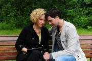 Natascha (Melanie Wiegmann, l.); Konstantin (Moritz Tittel, r.)