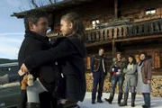 Happy End auf dem Gruberhof. Von links: Dr. Martin Gruber (Hans Sigl), Jasmin Seitz (Mona-Leen Schuller), Hans Gruber (Heiko Ruprecht), Vera Seitz (Thamara Barth), Lilli Gruber (Ronja Forcher), Lisbeth Gruber (Monika Baumgartner).