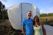 V.l.: Martin mit seiner Frau Carol-Anne.  Die Verwendung des sendungsbezogenen Materials ist nur mit dem Hinweis und Verlinkung auf RTL+ gestattet.; V.l.: Martin mit seiner Frau Carol-Anne.  Die Verwendung des sendungsbezogenen Materials ist nur mit dem Hinweis und Verlinkung auf RTL+ gestattet.