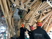 Die Spitze der Turmspitze von Notre Dame, die den Brand überstanden hat, wird während der Restaurierungsarbeiten vorsichtig heruntergezogen. Hunderte von Arbeitern befinden sich in einem ehrgeizigen Wettlauf, um dieses mittelalterliche Meisterwerk rechtzeitig für die für 2024 geplante Wiedereröffnung zu restaurieren. (National Geographic)