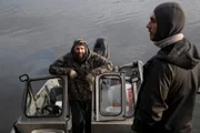 Robert und RJ Miller fahren mit ihrem Skiff los, nachdem sie Otterfallen aufgestellt haben. (National Geographic/Sean Odom)