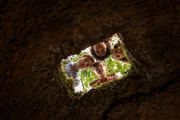 Von links im Uhrzeigersinn: Julian (Elliott Rose), George (Diaana Babnicova), Anne (Flora Jacoby Richardson) und Dick (Kit Rakusen): Sie entdecken einen geheimen Tunnel unter der Burgruine auf Kirrin Island.