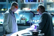 Nick (George Eads, l.) und Doc Robbins (Robert David Hall) haben die traurige Aufgabe, den tot aufgefundenen Jungen zu untersuchen, um die Todesursache herauszufinden.