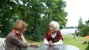 Pathologin Helene Sturbeck (Katharina Blaschke, l.) kann kaum glauben, was ihre Tante (Rosemarie Fendel, r.) ihr erzählt: Nachdem ein Blitz neben ihr eingeschlagen ist, kehrt plötzlich Margarete Fuchsolts Gedächtnis zurück. Das hatte sie vor Jahren bei einem Sturz verloren, nun erinnert sie sich an ein Verbrechen und bittet ihre Nichte um Hilfe.