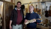 Der blinde Geigenbauer Balthasar Seitz (Peter Franke, r.) und sein Enkel Sebastian Seitz (Sebastian Schwarz, l.) haben ihre Werkstatt im selben Haus wie die Röslers.
