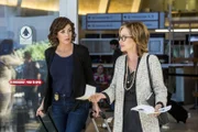 Als plötzlich ein Spenderherz für einen Navy-Programmierer kurz vor der geplanten Transplantation gestohlen wird, arbeiten Brody (Zoe McLellan, l.) und ihre Mutter Olivia (Annie Potts, r.) zusammen an diesem Fall.