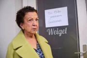 Nuray (Lilay Huser) ist empört, dass Esma vermeintlich feiert, anstatt zu arbeiten.