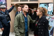 Am Tatort verhält sich Streunerin Michelle Reinelt (Amelie Herres, r.) gegenüber Christian Schubert (Simon Eckert, M.) provokativ und beleidigend. Bernd Reuther (Rainer Hunold, 2.v.r.) verlässt derweilen mit anderen Polizisten (Statisten) das abgesperrte Gebäude.
