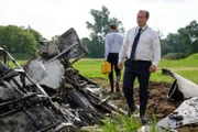 Brantford, Ontario, Kanada - Der Ermittler Sorin Stoicescu (gespielt von Evan Sabba) untersucht das Wrack des Tarom-Flugs 371 in Rumänien, nachdem dieser im März bei der Landung in der Nähe von Balotesti, Rumänien, abgestürzt war.