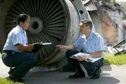 REENACTMENT- Der brasilianische Flugzeugabsturz-Ermittler Carlos Da Conceicao (gespielt von Daniel Della Penna) und ein weiterer Ermittler (gespielt von einem Hintergrunddarsteller) untersuchen eines der Triebwerke des abgestürzten Flugzeugs Tam Flug 402.