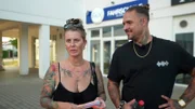 Pia Tillmann und Zico Banach haben sich für ein höchst romantisches Hobby entschieden: Motorradfahren! Also ab zur Fahrschule und wieder die Schulbank drücken.