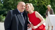 Die Ermittlungen geben Reuter (Udo Kroschwald, l.) Gelegenheit, mit seiner alten Flamme Vera (Leslie Malton, r.) zu flirten. Die ist zunächst erschüttert. Beitragen kann sie leider nichts - wegen des Jetlags hatte sie Schlaftabletten genommen und wurde erst von der Polizei geweckt.