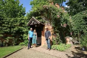 V.l.: Toby, Julie und Simon Parfett vor dem Schlossturm